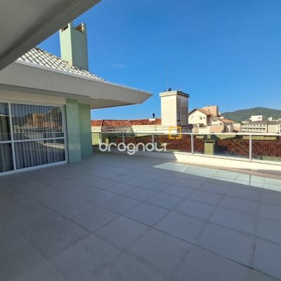 Cobertura com 246m², 4 quartos (sendo 3 suítes), 3 garagens, no bairro Cachoeira do Bom Jesus em Florianópolis