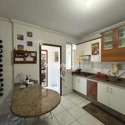 Apartamento com 138m², 4 quartos (sendo 1 suíte), 1 garagem, no bairro Kobrasol em São José