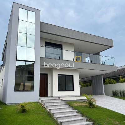 Casa com 390m², 4 quartos (sendo 4 suítes), 4 garagens, no bairro Ingleses em Florianópolis