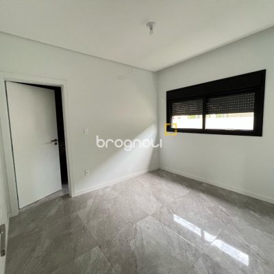 Casa com 390m², 4 quartos (sendo 4 suítes), 4 garagens, no bairro Ingleses em Florianópolis