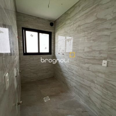 Casa com 390m², 4 quartos (sendo 4 suítes), 4 garagens, no bairro Ingleses em Florianópolis