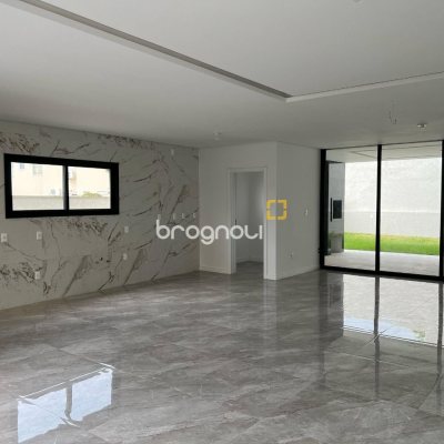 Casa com 390m², 4 quartos (sendo 4 suítes), 4 garagens, no bairro Ingleses em Florianópolis