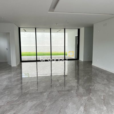 Casa com 390m², 4 quartos (sendo 4 suítes), 4 garagens, no bairro Ingleses em Florianópolis