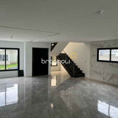 Casa com 390m², 4 quartos (sendo 4 suítes), 4 garagens, no bairro Ingleses em Florianópolis