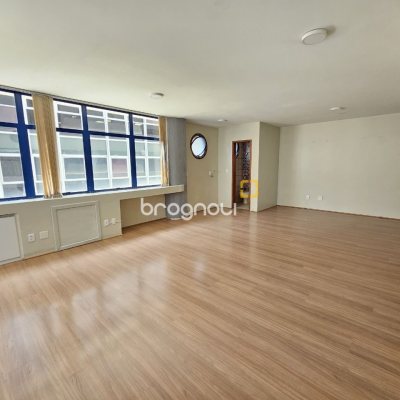 Sala com 49m², 1 garagem, no bairro Centro em Florianópolis
