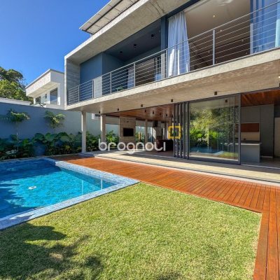 Casa de Condomínio com 492m², 5 quartos (sendo 5 suítes), 4 garagens, no bairro Campeche em Florianópolis