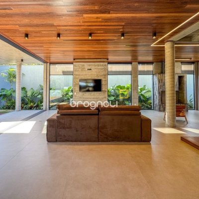 Casa de Condomínio com 492m², 5 quartos (sendo 5 suítes), 4 garagens, no bairro Campeche em Florianópolis