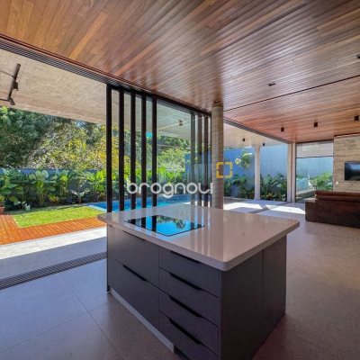 Casa de Condomínio com 492m², 5 quartos (sendo 5 suítes), 4 garagens, no bairro Campeche em Florianópolis