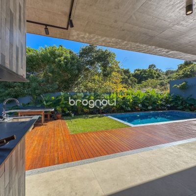 Casa de Condomínio com 492m², 5 quartos (sendo 5 suítes), 4 garagens, no bairro Campeche em Florianópolis