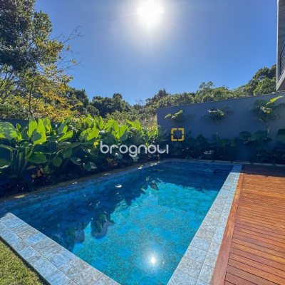 Casa de Condomínio com 492m², 5 quartos (sendo 5 suítes), 4 garagens, no bairro Campeche em Florianópolis
