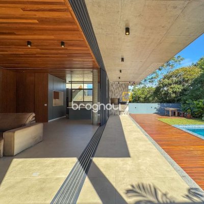 Casa de Condomínio com 492m², 5 quartos (sendo 5 suítes), 4 garagens, no bairro Campeche em Florianópolis