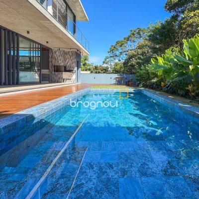 Casa de Condomínio com 492m², 5 quartos (sendo 5 suítes), 4 garagens, no bairro Campeche em Florianópolis