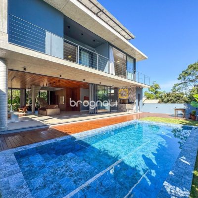 Casa de Condomínio com 492m², 5 quartos (sendo 5 suítes), 4 garagens, no bairro Campeche em Florianópolis