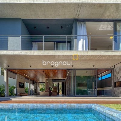 Casa de Condomínio com 492m², 5 quartos (sendo 5 suítes), 4 garagens, no bairro Campeche em Florianópolis