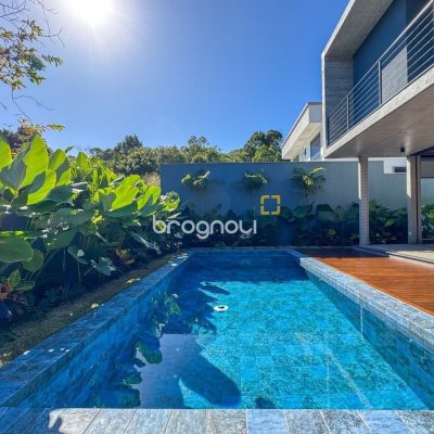 Casa de Condomínio com 492m², 5 quartos (sendo 5 suítes), 4 garagens, no bairro Campeche em Florianópolis