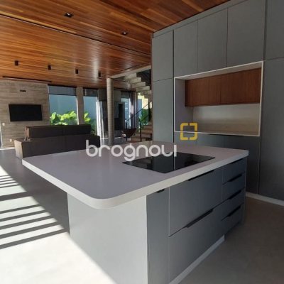 Casa de Condomínio com 492m², 5 quartos (sendo 5 suítes), 4 garagens, no bairro Campeche em Florianópolis