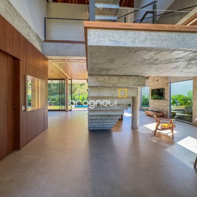 Casa de Condomínio com 492m², 5 quartos (sendo 5 suítes), 4 garagens, no bairro Campeche em Florianópolis