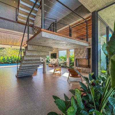 Casa de Condomínio com 492m², 5 quartos (sendo 5 suítes), 4 garagens, no bairro Campeche em Florianópolis