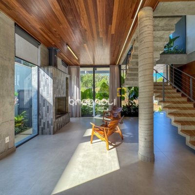 Casa de Condomínio com 492m², 5 quartos (sendo 5 suítes), 4 garagens, no bairro Campeche em Florianópolis