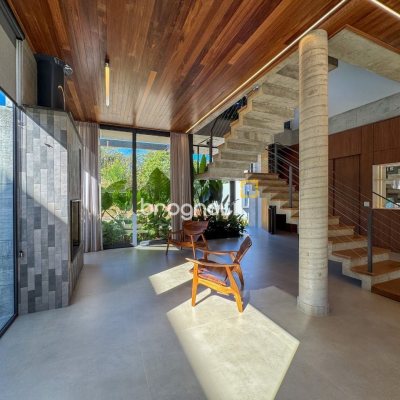 Casa de Condomínio com 492m², 5 quartos (sendo 5 suítes), 4 garagens, no bairro Campeche em Florianópolis