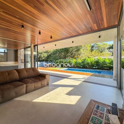 Casa de Condomínio com 492m², 5 quartos (sendo 5 suítes), 4 garagens, no bairro Campeche em Florianópolis