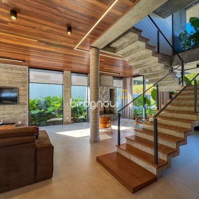 Casa de Condomínio com 492m², 5 quartos (sendo 5 suítes), 4 garagens, no bairro Campeche em Florianópolis