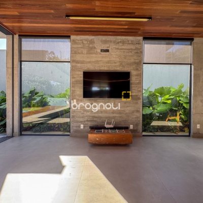 Casa de Condomínio com 492m², 5 quartos (sendo 5 suítes), 4 garagens, no bairro Campeche em Florianópolis