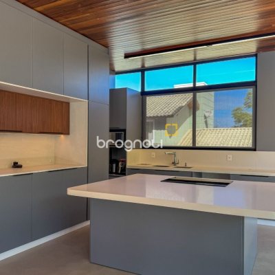 Casa de Condomínio com 492m², 5 quartos (sendo 5 suítes), 4 garagens, no bairro Campeche em Florianópolis