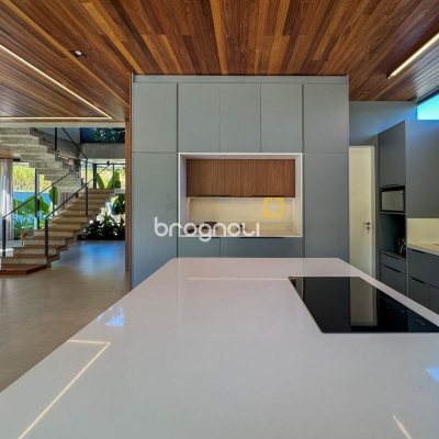 Casa de Condomínio com 492m², 5 quartos (sendo 5 suítes), 4 garagens, no bairro Campeche em Florianópolis