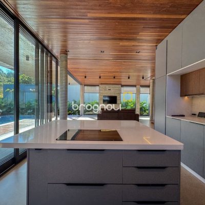 Casa de Condomínio com 492m², 5 quartos (sendo 5 suítes), 4 garagens, no bairro Campeche em Florianópolis