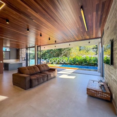 Casa de Condomínio com 492m², 5 quartos (sendo 5 suítes), 4 garagens, no bairro Campeche em Florianópolis