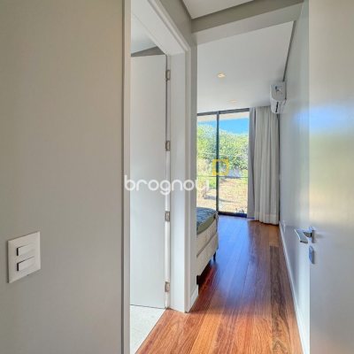 Casa de Condomínio com 492m², 5 quartos (sendo 5 suítes), 4 garagens, no bairro Campeche em Florianópolis