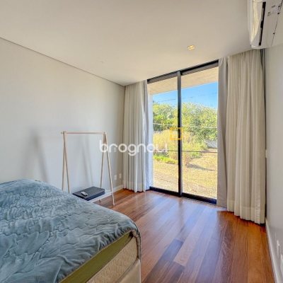 Casa de Condomínio com 492m², 5 quartos (sendo 5 suítes), 4 garagens, no bairro Campeche em Florianópolis