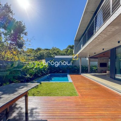 Casa de Condomínio com 492m², 5 quartos (sendo 5 suítes), 4 garagens, no bairro Campeche em Florianópolis