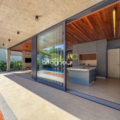 Casa de Condomínio com 492m², 5 quartos (sendo 5 suítes), 4 garagens, no bairro Campeche em Florianópolis