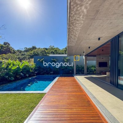 Casa de Condomínio com 492m², 5 quartos (sendo 5 suítes), 4 garagens, no bairro Campeche em Florianópolis