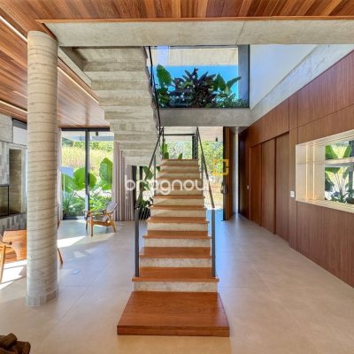 Casa de Condomínio com 492m², 5 quartos (sendo 5 suítes), 4 garagens, no bairro Campeche em Florianópolis