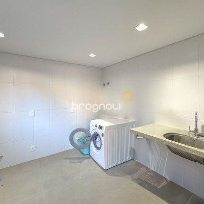 Casa de Condomínio com 492m², 5 quartos (sendo 5 suítes), 4 garagens, no bairro Campeche em Florianópolis