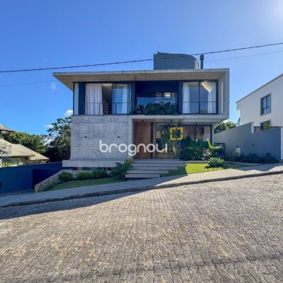 Casa de Condomínio com 492m², 5 quartos (sendo 5 suítes), 4 garagens, no bairro Campeche em Florianópolis