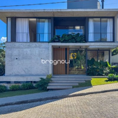 Casa de Condomínio com 492m², 5 quartos (sendo 5 suítes), 4 garagens, no bairro Campeche em Florianópolis