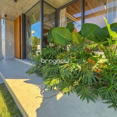 Casa de Condomínio com 492m², 5 quartos (sendo 5 suítes), 4 garagens, no bairro Campeche em Florianópolis