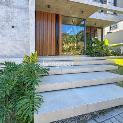 Casa de Condomínio com 492m², 5 quartos (sendo 5 suítes), 4 garagens, no bairro Campeche em Florianópolis