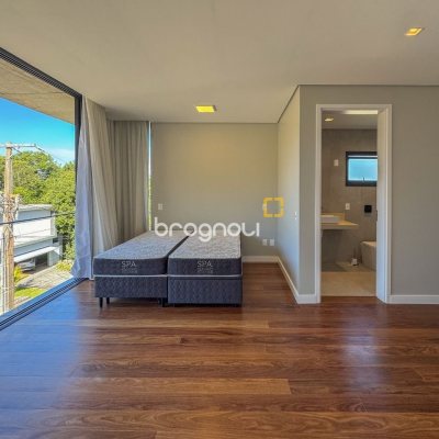 Casa de Condomínio com 492m², 5 quartos (sendo 5 suítes), 4 garagens, no bairro Campeche em Florianópolis