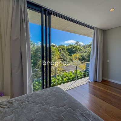 Casa de Condomínio com 492m², 5 quartos (sendo 5 suítes), 4 garagens, no bairro Campeche em Florianópolis