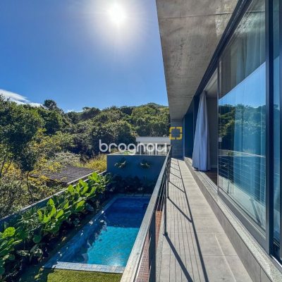 Casa de Condomínio com 492m², 5 quartos (sendo 5 suítes), 4 garagens, no bairro Campeche em Florianópolis