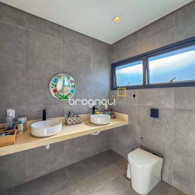 Casa de Condomínio com 492m², 5 quartos (sendo 5 suítes), 4 garagens, no bairro Campeche em Florianópolis