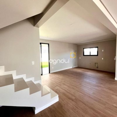 Casa com 215m², 4 quartos (sendo 2 suítes), 2 garagens, no bairro Ingleses em Florianópolis