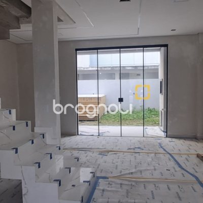 Casa com 100m², 3 quartos (sendo 1 suíte), 2 garagens, no bairro Cachoeira do Bom Jesus em Florianópolis