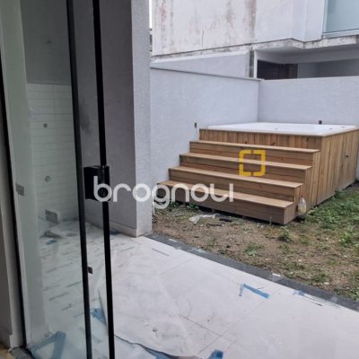 Casa com 100m², 3 quartos (sendo 1 suíte), 2 garagens, no bairro Cachoeira do Bom Jesus em Florianópolis