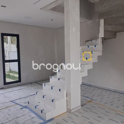 Casa com 100m², 3 quartos (sendo 1 suíte), 2 garagens, no bairro Cachoeira do Bom Jesus em Florianópolis